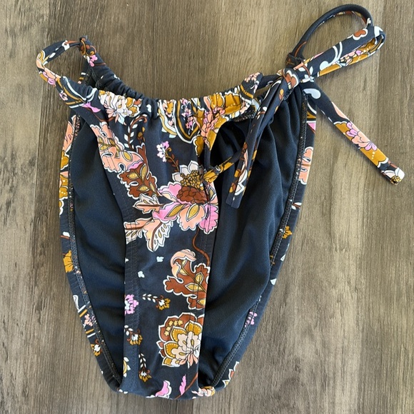 Xhilaration Gray Floral Bikini Set Top Size Medium Bottom Size Small - Picture 3 of 13